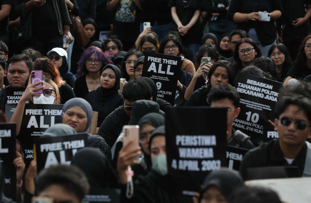 FOTO: Aksi Kamisan Tandai 19 Tahun Perjuangan Korban Pelanggaran HAM