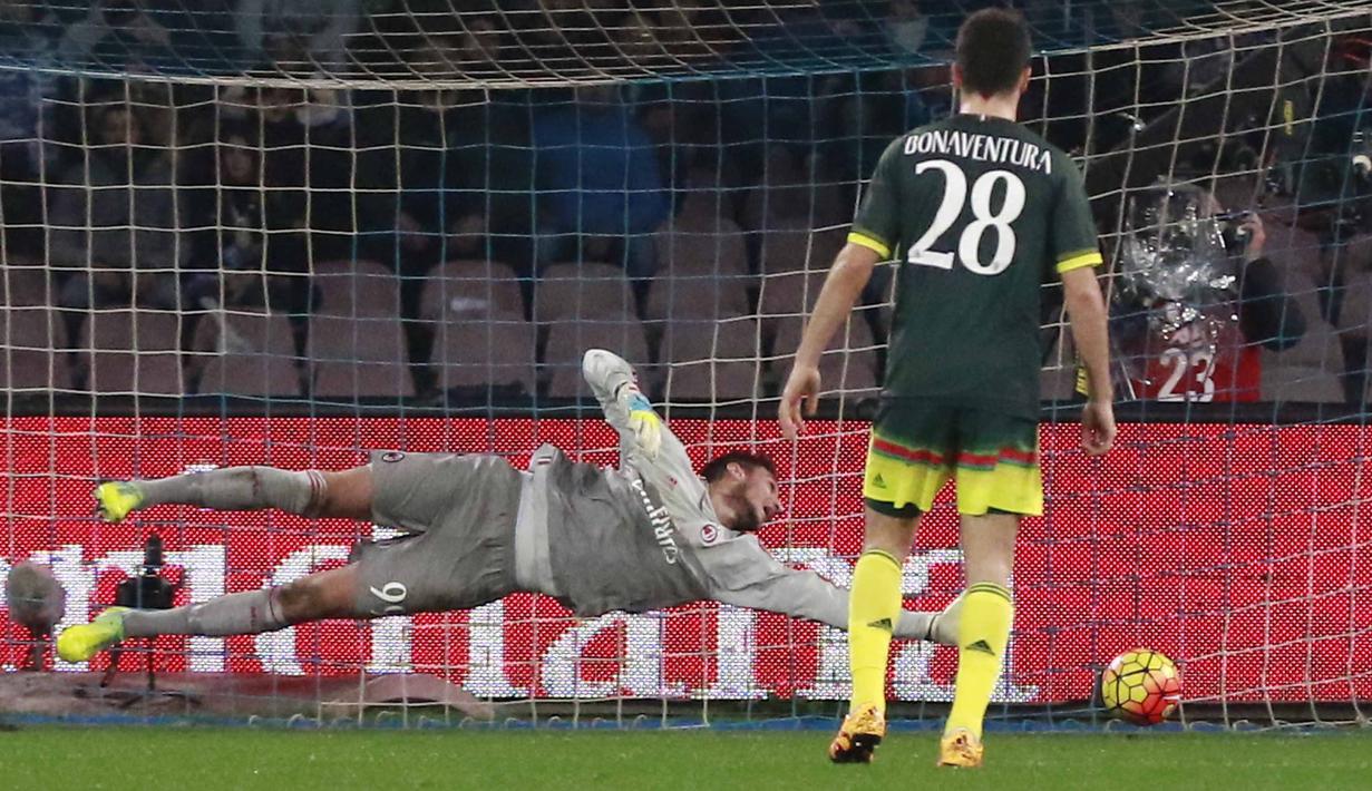 Kiper AC Milan,  Gianluigi Donnarumma mencoba menjangkau bola yang masuk ke gawang saat melawan SSC Napoli pada pertandingan Serie A pekan ke-26 di San Paolo, Naples, Selasa (23/2/2016) dini hari WIB. (AFP/Carlo Hermann)