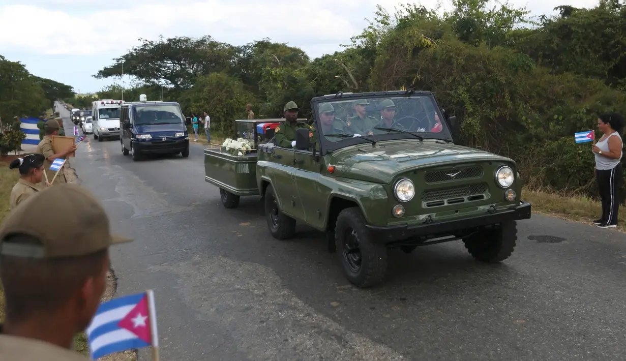 Rombongan yang membawa abu Fidel Castro telah sampai di Cardenas, Kuba, Rabu (30/11). Abu Fidel Castro akan dimakamkan di Santiago, yang membutuhkan tiga hari perjalanan. (REUTERS)