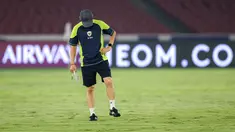 Pelatih Timnas Indonesia, Shin Tae-yong tampak memeriksa kualitas rumput dengan menjejak-jejak kakinya saat sesi latihan resmi menjelang laga lanjutan putaran Grup C Kualifikasi Piala Dunia 2026 melawan Jepang di Stadion Utama Gelora Bung Karno (SUGBK), Senayan, Jakarta, Kamis (14/11/2024). (Bola.com/Bagaskara Lazuardi)