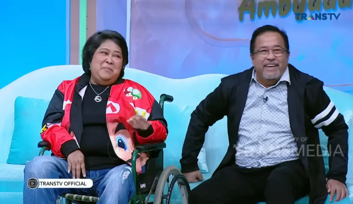 "Saking tomboynya aku, aku kan suka naik sepeda, rumah kita kan gedean gotnya dari pada gangnya. Jadi udah pakai baju lebaran, aku jatuh di comberan (got). Itu aku cuma satu baju lebaran," kata Suti Karno di lansir dari kanal Youtube Trans TV Official. [Youtube/TRANS TV Official]