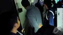 Kelima orang tersebut diduga sedang melakukan tindak pidana korupsi di kawasan Karawang, Jawa Barat, Jumat (18/07/2014) (Liputan6.com/Faisal R Syam)