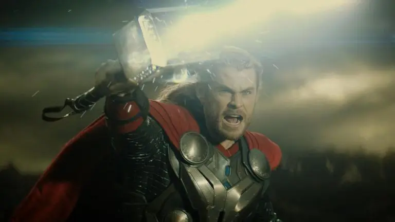 Chris Hemsworth dalam Thor: The Dark World. (digitalspyuk)