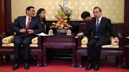 Menteri Luar Negeri China, Wang Yi menggelar pertemuan dengan Menko Kemaritiman, Luhut Pandjaitan di Wisma Negara Diaoyutai, Beijing. Rabu (24/10). Pertemuan membahas kerja sama kedua negara antara lain di bidang kelauatan. (Daisuke Suzuki/Pool via AP)