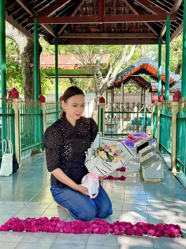 6 Potret Ira Wibowo Jalan-Jalan Madiun, Ziarah Leluhur hingga Cicipi Pecel Legendaris