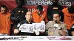 Kabid Humas Polda Metro Jaya Kombes Pol Argo Yuwono (kanan) berserta tim Subdit 3 Resmob Dit Reskrimum Polda Metro Jaya menunjukkan barang bukti saat rilis kasus pencurian dengan kekerasan di RS Polri, Jakarta, Minggu (3/2). (Merdeka.com/Iqbal Nugroho)