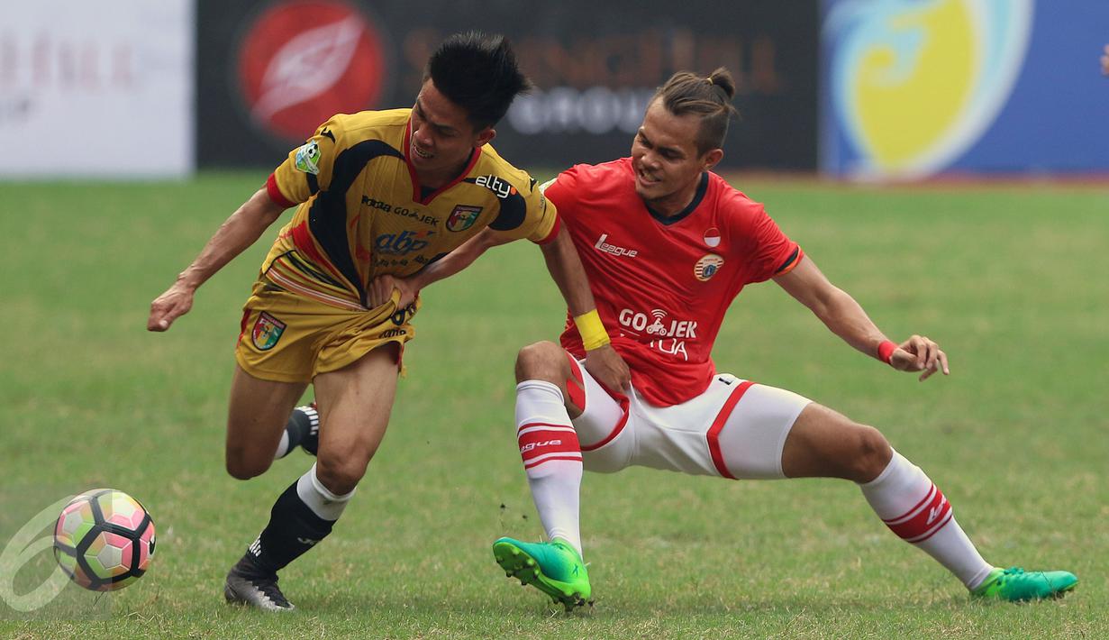 Bek Persija, M Rezaldi Hehanusa (kanan) berebut bola dengan pemain Mitra Kukar di lanjutan Liga 1 Indonesia di Stadion Patriot Candrabhaga, Bekasi, Minggu (14/5). Laga kedua tim berakhir imbang 1-1. (Liputan6.com/Helmi Fithriansyah)