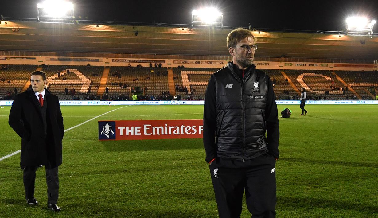 Jurgen Klopp melakukan inspeksi lapangan di Stadion Home Park kandang klub Plymouth Argyle. (AFP/Ben Stansall)