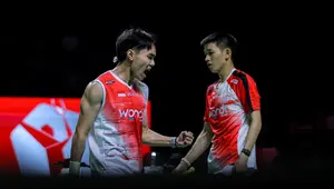 Pebulu tangkis ganda putra Indonesia, Raymond Indra/Nikolaus Joaquin melakukan selebrasi setelah mencetak poin atas rekan senegaranya, Sabar Karyaman Gutama/Moh Reza Pahlevi dalam laga semifinal Indonesia Open 2026 di Istora Senayan, Jakarta, Sabtu (06/06/2026). (Bola.com/Bagaskara Lazuardi)
