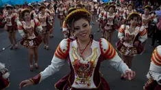 Sejumlah penari dari Caporales ikut berpartisipasi di parade tahunan untuk menghormati "El Senor del Gran Poder" atau "The Lord of Great Power" di La Paz, Bolivia (10/6). Parade ini dikuti oleh ribuan orang yang mengenakan kostum. (AP Photo / Juan Karita)