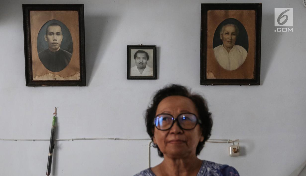 Tiga pigura foto yang merupakan pendiri dipajang di Toko Roti GO, Purwokerto, Jawa Tengah, Senin (22/4). Toko roti yang berdiri sejak tahun 1898 tersebut diproduksi dengan fermentasi (bibit roti) dan tanpa bahan campuran atau pengawet. (Liputan6.com/Fery Pradolo)