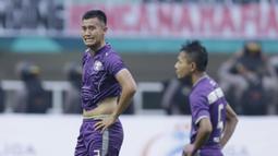 Bek Persita Tangerang, Rico Sanjaya, menangis usai ditaklukkan Kalteng Putra pada laga Liga 2 di Stadion Pakansari, Jawa Barat, Selasa (4/12). Kalteng menang 2-0 atas Persita. (Bola.com/M. Iqbal Ichsan)
