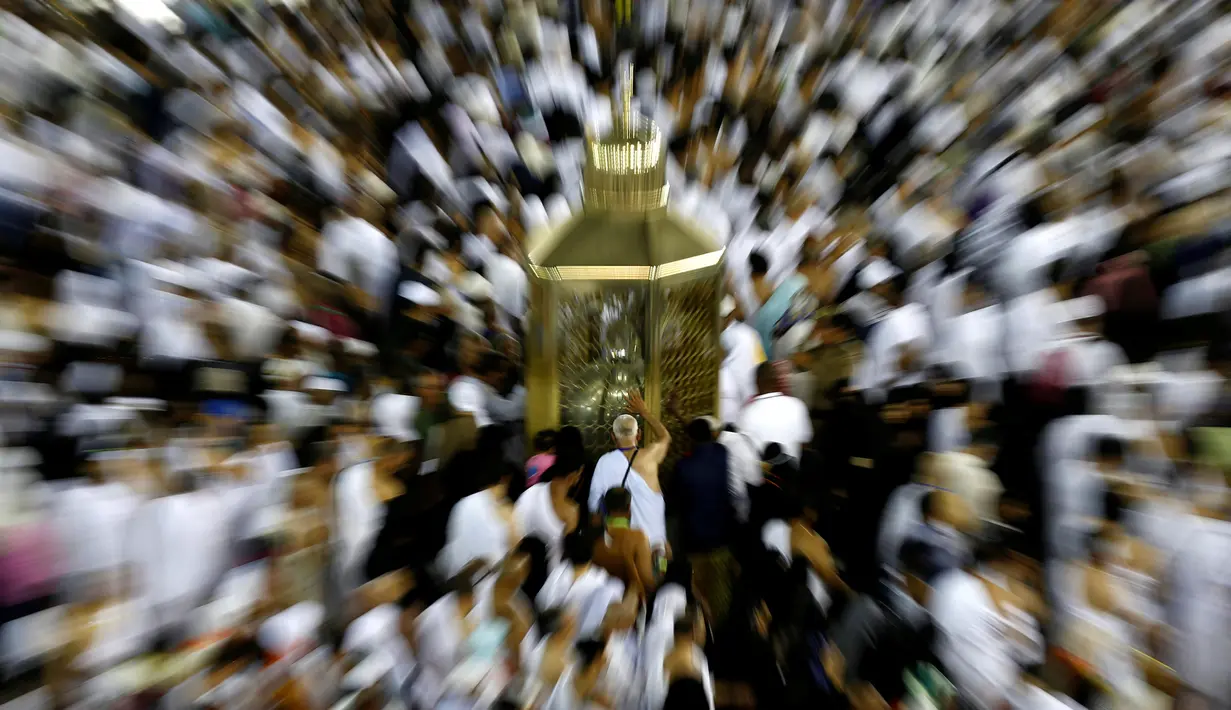 Ribuan muslim berdoa di sekitar Ka'bah dalam Masjidil Haram selama bulan suci Ramadhan di Mekkah, Arab Saudi, (8/6). (REUTERS/Faisal Al Nasser)