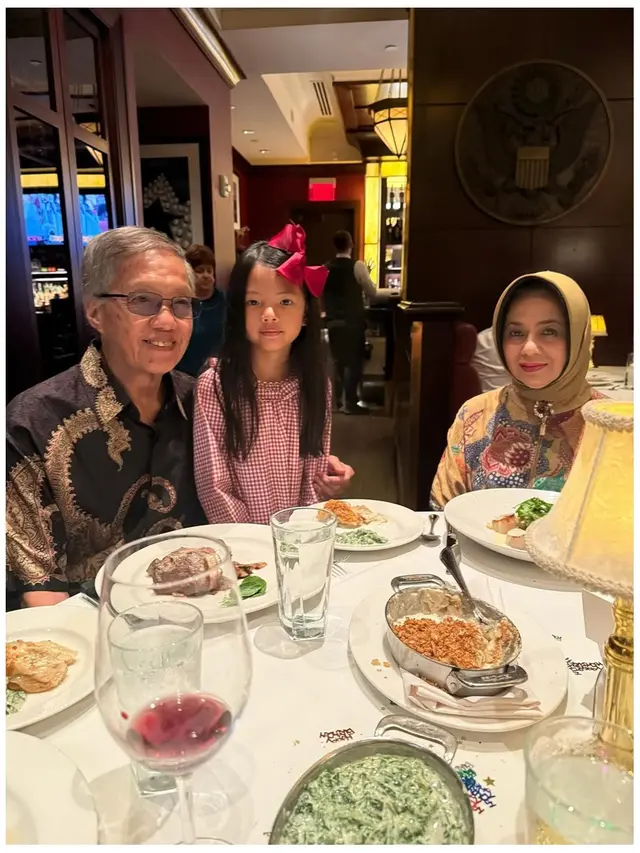 6 Potret Farah Quinn Bareng Ayah-Ibu yang Jarang Tersorot, Kumpul di Amerika