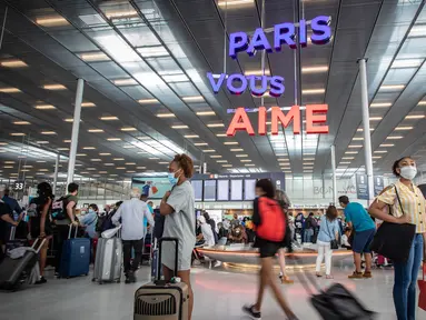 Para penumpang mengenakan masker terlihat di terminal keberangkatan Bandara Orly Paris, Prancis (26/6/2020). Bandara Paris Orly dibuka kembali mulai Jumat (26/6) dengan layanan terbatas setelah hampir tiga bulan ditutup karena krisis kesehatan akibat pandemi COVID-19. (Xinhua/Aurelien Morissard)