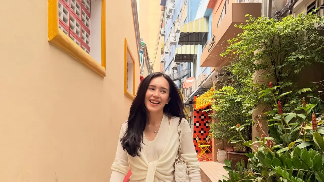Gaya Kasual Beby Tsabina Liburan di Thailand, Tampil Cerah dengan Paduan Warna Pastel yang Fresh