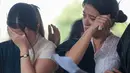 Marsha Aruan menyeka air mata saat mengikuti prosesi pemakaman ibundanya, Lisa Diana Tambunan, di TPU Tanah Kusir, Kebayoran Lama, Jakarta Selatan, Rabu (21/10/2026). (KLY/Budy Santoso)