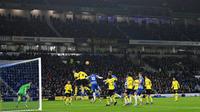 Para pemain bersaing memperebutkan bola pada pertandingan sepak bola Liga Inggris antara Brighton and Hove Albion melawan Chelsea di American Express Community Stadium, Brighton, Inggris, 18 Januari 2022. Pertandingan berakhir 1-1. (Glyn KIRK/AFP)