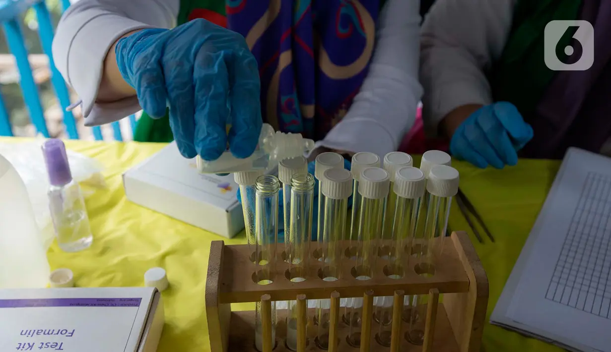 Petugas Laboratorium Kesehatan Daerah Provinsi DKI Jakarta menguji sampel jenis makanan pedagang kaki lima (PKL) binaan di Bundaran HI, Jakarta, Rabu (27/11/2019). Pengambilan sampel ini untuk memeriksa makanan yang mengandung bahan kimia seperti boraks dan formalin. (merdeka.com/Imam Buhori)