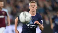 Oleksandr Zinchenko. Bek kiri berusia 25 tahun ini kini sedang menjalani musim ke-6 bersama Manchester City di Liga Inggris. Pemilik 48 caps bersama Timnas Ukraina ini telah tampil dalam 115 laga di semua ajang kompetisi dengan torehan 2 gol dan 9 assist. (AFP/Glyn Kirk)