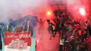 Suporter PSB Bogor menyalakan flare dalam Turnamen Trofeo Charity Match yang mempertemukan Persikabo, PSB, dan Garuda All Star. Minggu (24/5). (Bolacom/Arief Bagus)
