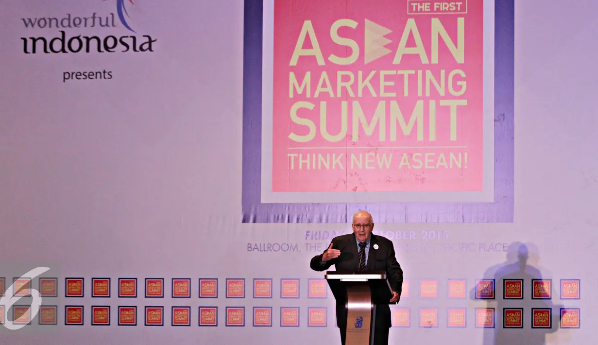 Pakar marketing kelas dunia Philip Kotler menyampaikan pemaparan saat hadir dalam acara The First ASEAN Marketing Summit 2015 di Jakarta, Jumat (9/10/2015). Acara ini bertemakan Think New ASEAN (Liputan6.com/Immanuel Antonius)