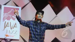 Dibalut kemeja kotak-kotak dan bertopi, Duta SO7 sukses memanaskan panggung Java Jazz 2015 di JIExpo, Jakarta, Jumat (6/3). Festival tahunan tersebut berlangsung tiga hari dan mengangkat tema "Exploring Indonesia". (Liputan6.com/Faizal Fanani)