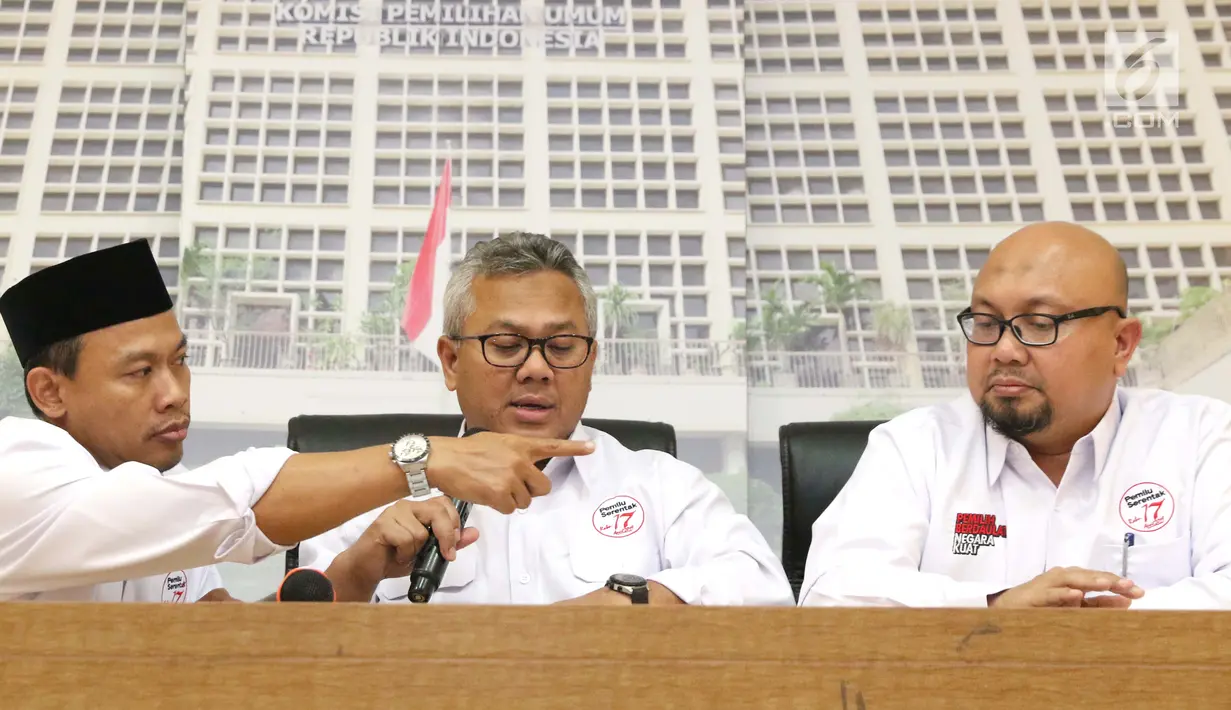 Ketua KPU, Arief Budiman (tengah) saat rilis Caleg Berstatus Mantan Terpidana Korupsi pada Pemilu 2019 di Jakarta, Rabu (30/1). Hal ini berdasarkan ketentuan pasal 182 dan 240 UU Nomor 7 tahun 2017. (Liputan6.com/Helmi Fithriansyah)