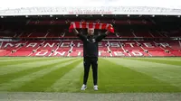 Manajer Manchester United, Jose Mourinho saat sesi pemotretan, di Stadion Old Trafford (5/7/2016). Mou diprediksi akan menggunakan pola bertahan sebagai strategi utama menekan lawan.  (Reuters/Andrew Yates)