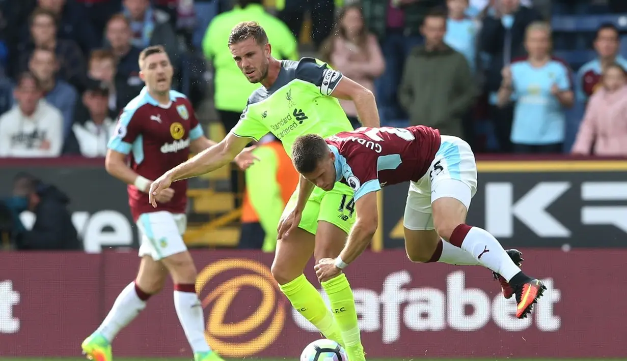 Pemain Burnley, Johann Berg Gudmundsson (kanan), berebut bola dengan pemain Liverpool, Jordan Henderson, dalam lanjutan Premier League di Stadion Turf Moor, Sabtu (20/8/2016). (Reuters/Scott Heppell)
