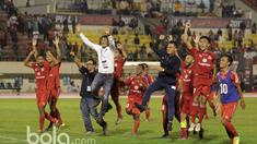 Pemain dan Official Semen Padang merayakan kemenangan atas Bhayangkara FC pada babak delapan besar Piala Presiden 2017 di Stadion Manahan, Solo. Jumat (26/2/2017). (Bola.com/Nicklas Hanoatubun)