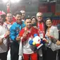 Ketua Komite Olimpiade Indonesia (KOI), Raja Sapta Oktohari (jaket biru), merayakan keberhasilan Eko Yuli Irawan meraih medali emas SEA Games 2019 dari cabang angkat besi, di Ninoy Aquino Stadium, Senin (2/12/2019). (dok. KOI)