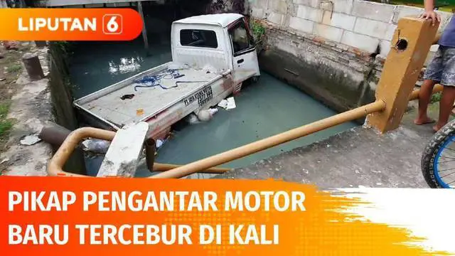 Kernet ambil alih kemudi, mobil pikap yang mengangkut sepeda motor baru siap antar ini terjun ke kali di Tanjung Priok. Tak ada korban jiwa dalam kejadian ini, namun dua sepeda motor yang akan diantarkan ke pembeli, rusak.