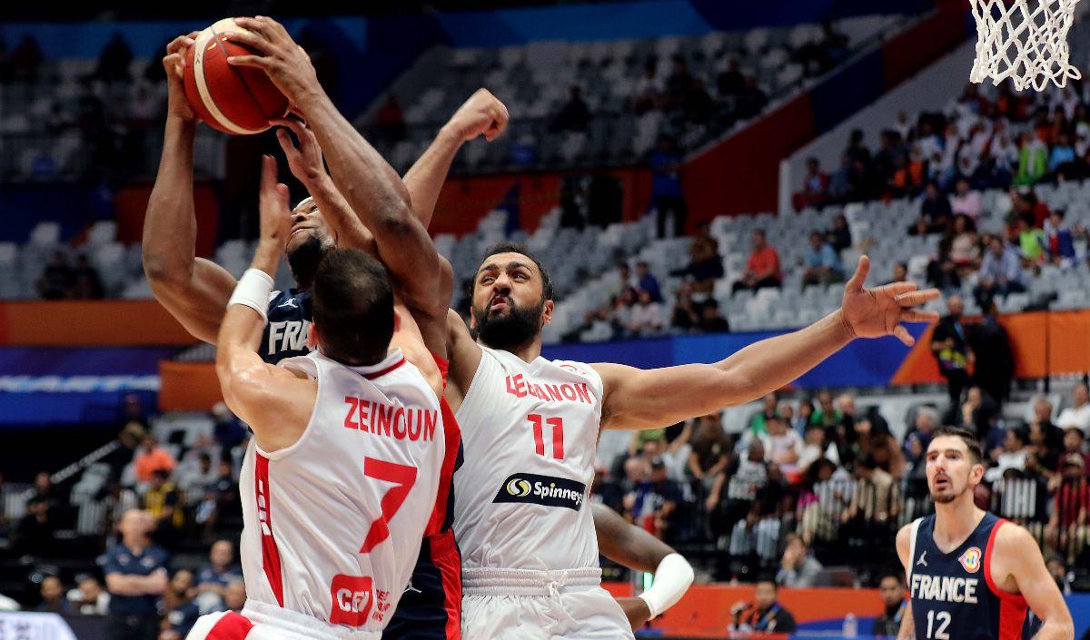 Dua pemain timnas basket Lebanon, Ali Haidar (kanan) dan Karim Zeinoun menahan laju pebasket Prancis pada penyisihan Grup H FIBA World Cup 2023 di Indonesia Arena, Gelora Bung Karno, Jakarta, Selasa (29/8/2023).