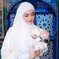 Inilah potret ibu empat anak saat mengenakan hijab syar&rsquo;i. Potret inilah yang dipertanyakan publik Celine Evangelista sudah menganut agama Islam. (Liputan6.com/IG/@celine_evangelista)