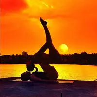 Selain bisa membuat kamu dan pacar semakin akrab, yoga bareng pacar juga bisa membuatmu lebih sehat dan lebih sabar. (Foto: Instagram/Wellington.Acroyoga)