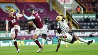 Striker Manchester United Anthony Martial (kanan) melakukan tendangan saat menghadapi Burnley dalam partai tunda Liga Inggris 2020/21 di Turf Moor, Rabu (13/1/2021) dini hari WIB. Manchester United sukses mengalahkan Burnley dengan skor tipis 1-0. (PETER POWELL/POOL/AFP)