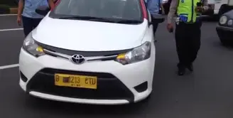 Pendemo Sweping Taksi yang Tarik Penumpang
