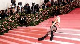 Lady Gaga tampil dalam balutan bra hitam, legging tipis, serta high stiletto heels saat menghadiri Met Gala 2019 bertema Camp: Notes on Fashion di The Metropolitan Museum of Art, New York, Amerika Serikat, Senin (6/5/2019). (REUTERS/Andrew Kelly)