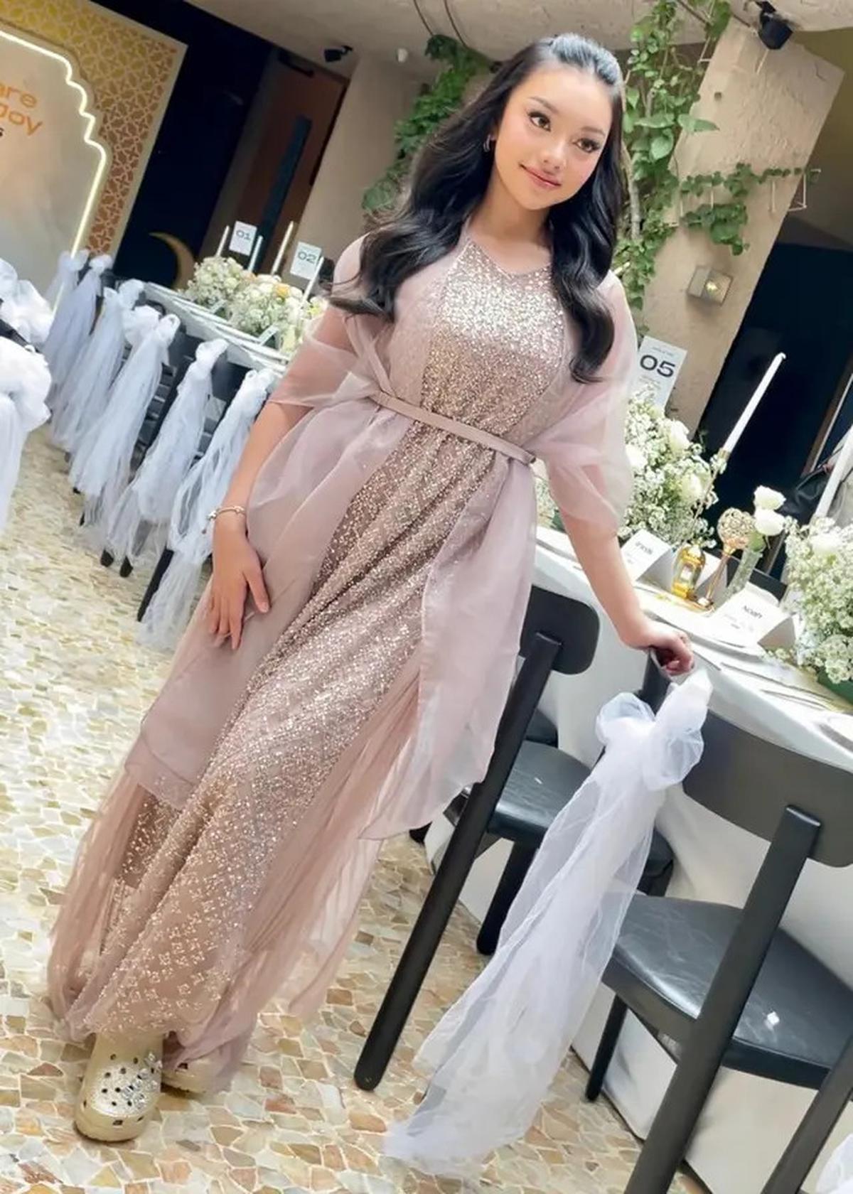 Era Shimmer Belum Berakhir! Intip Gaya Modest Lebaran ala Naura Ayu dengan Crocs