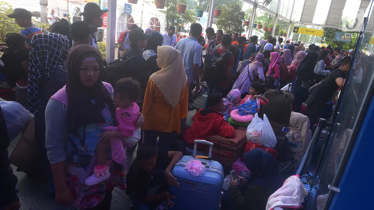 H-7 Lebaran, Calon Pemudik Mulai Padati Stasiun Senen