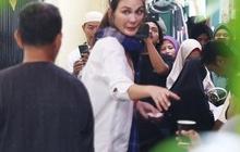 Potret Suasana Rumah Maxime Bouttier Pasca Kematian sang Ibundaya - Luna Maya Terekam Bagikan Kopi ke Pelayat.