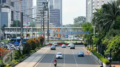 Pemprov DKI Jakarta akan menambah cakupan area larangan sepeda motor melintas hingga Jalan Jenderal Sudirman sampai Bundaran Senayan, Jakarta, Senin (18/4/2016). (Liputan6.com/Yoppy Renato)