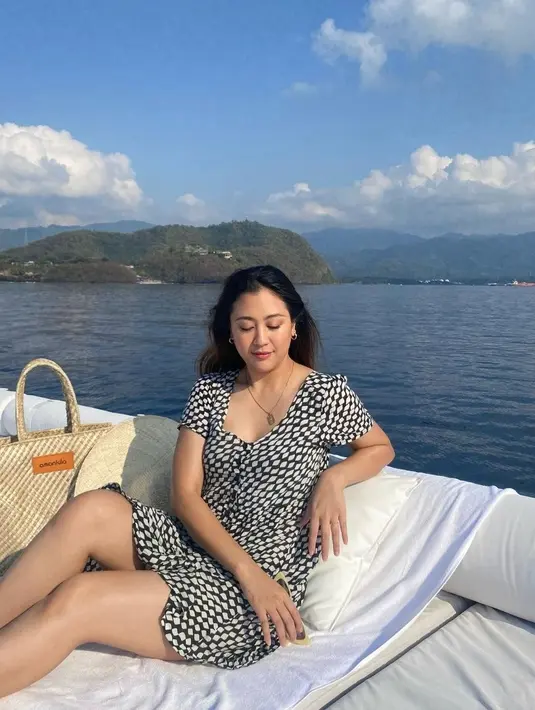 Kali ini, Sherina tampil anggun dalam balutan mini dress bercorak hitam putih. Bagian rambut, dia sengaja memilih untuk digerai.