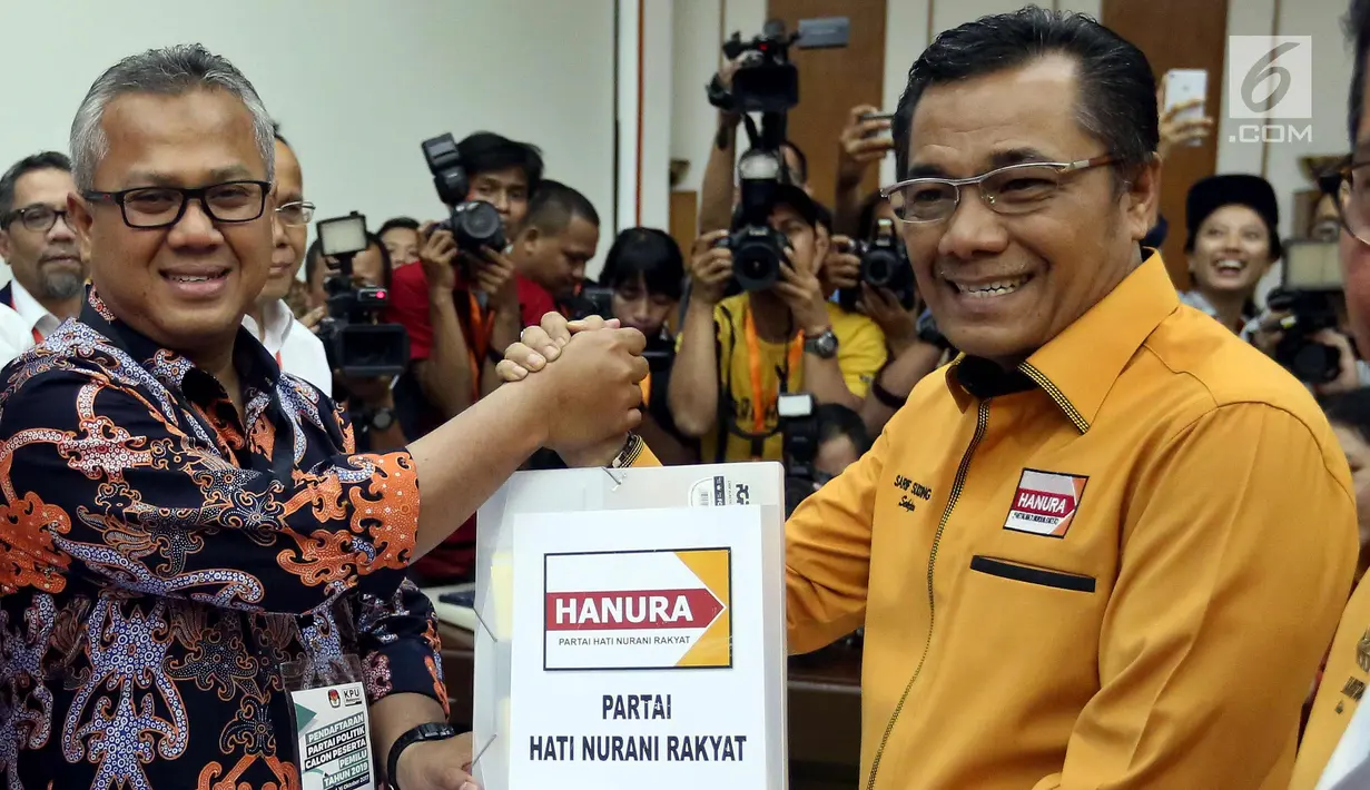 Sekjen Partai Hanura Sarifuddin Sudding berjabat tangan dengan Ketua KPU RI Arif Budiman saat penyerahan dokumen partai ke KPU, Jakarta, Kamis (12/10). Partai Hanura secara resmi mendaftar sebagai peserta Pemilu 2019.(Liputan6.com/Johan Tallo)