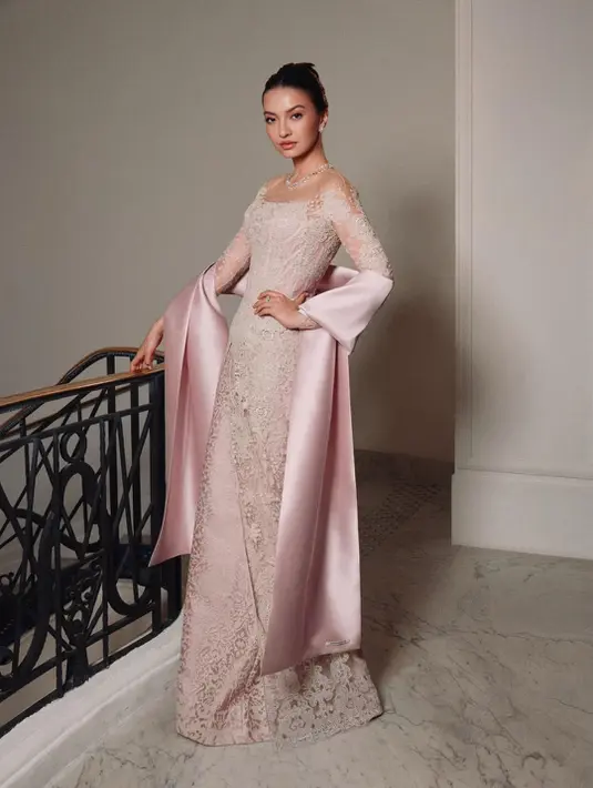 Salah satu yang paling mencuri perhatian adalah Raline Shah. Menghadiri acara Women in Cinema gala yang diselenggarakan Red Sea Film Foundation dalam rangkaian Festival Film Cannes ke-79, Raline tampil anggun dalam balutan kebaya modern bernuansa silver dan baby pink.