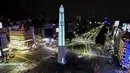 Video mapping menunjukkan jersey Argentina Lionel Messi #10 di Obelisk di Buenos Aires, Senin (21/11/2022). Proyeksi cahaya tersebut sebagai bentuk untuk menyemangati timnas Argentina sebelum menghadapi Arab Saudi dalam laga pertama Grup C Piala Dunia 2022, Selasa (22/11/2022) petang WIB. (Luis ROBAYO / AFP)