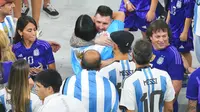 Lionel Messi memeluk seorang kerabat maupun anggota keluarganya setelah membawa Argentina menjuarai Piala Dunia 2022. (AP Photo/Hassan Ammar)
