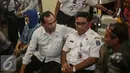 Menteri Perhubungan Budi Karya didampingi Plt Gubernur DKI Jakarta Sumarsono (Soni) berdialog dengan penumpang saat meninjau terminal terpadu Pulogebang, Jakarta, Rabu (28/12). (Liputan6.com/Faizal Fanani)