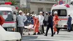 Petugas medis membawa korban ke ambulans setelah serangan gas sarin oleh sekte kiamat Aum Shinrikyo di stasiun kereta bawah tanah Tsukiji, Tokyo, Jepang, 20 Maret 1995. Serangan tersebut menewaskan 13 orang dan melukai ribuan lainnya. (JIJI PRESS/AFP)